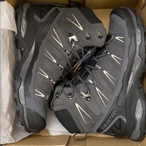 Salomon women’s hiking boot goretex NWT